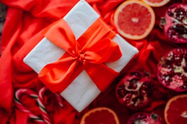 Sevgililer günü kavramı. Ahşap backgr üzerinde kırmızı fiyonklu hediye paketi