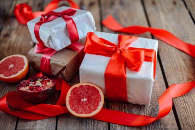 Sevgililer günü kavramı. Ahşap backgr üzerinde kırmızı fiyonklu hediye paketi