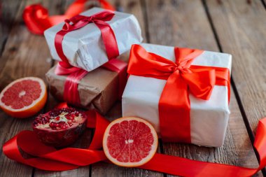 Sevgililer günü kavramı. Ahşap backgr üzerinde kırmızı fiyonklu hediye paketi