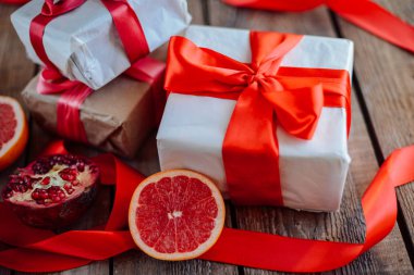 Sevgililer günü kavramı. Ahşap backgr üzerinde kırmızı fiyonklu hediye paketi