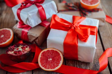 Sevgililer günü kavramı. Ahşap backgr üzerinde kırmızı fiyonklu hediye paketi