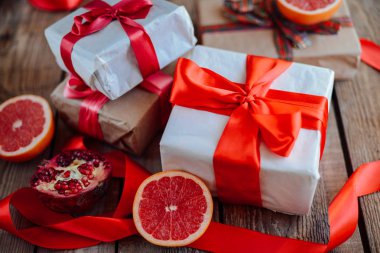 Sevgililer günü kavramı. Ahşap backgr üzerinde kırmızı fiyonklu hediye paketi