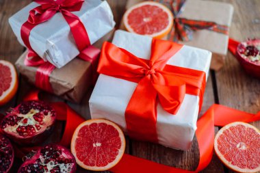 Sevgililer günü kavramı. Ahşap backgr üzerinde kırmızı fiyonklu hediye paketi