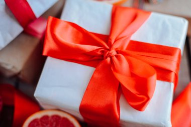 Sevgililer günü kavramı. Ahşap backgr üzerinde kırmızı fiyonklu hediye paketi