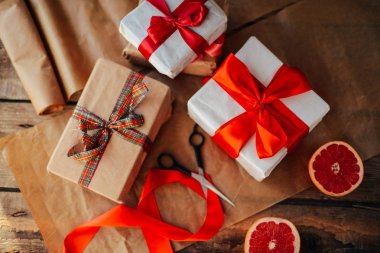 Sevgililer günü kavramı. Ahşap backgr üzerinde kırmızı fiyonklu hediye paketi