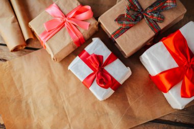 Sevgililer günü kavramı. Ahşap backgr üzerinde kırmızı fiyonklu hediye paketi