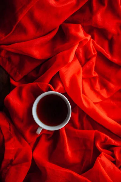 Концепция Дня Святого Валентина. Подарок с красным бантом на деревянном бэкгре — стоковое фото