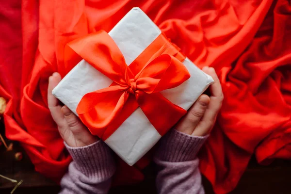 Concepto del Día de San Valentín. Regalo con lazo rojo en el respaldo de madera —  Fotos de Stock