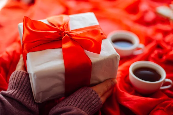 Valentine's Day concept. Gift with red bow  on the wooden backgr — Stock Photo, Image