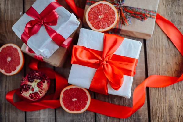 Sevgililer günü kavramı. Ahşap backgr üzerinde kırmızı fiyonklu hediye paketi