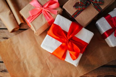 Sevgililer günü kavramı. Ahşap backgr üzerinde kırmızı fiyonklu hediye paketi