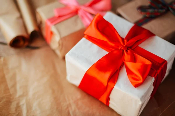 Concepto del Día de San Valentín. Regalo con lazo rojo en el respaldo de madera —  Fotos de Stock