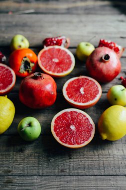 Farklı taze narenciye meyve sepeti ahşap arka plan üzerinde