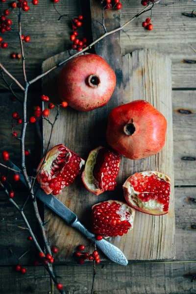 Fresh red pomegranate and grapefruit On a wooden background. Pom — Stock Photo, Image