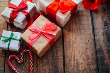 Sevgililer günü kavramı. Ahşap backgr üzerinde kırmızı fiyonklu hediye paketi