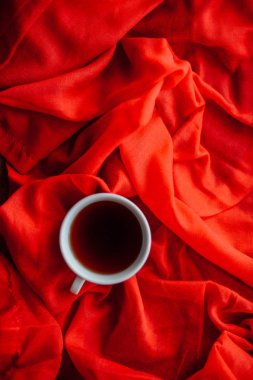 Sevgililer günü kavramı. Ahşap backgr üzerinde kırmızı fiyonklu hediye paketi