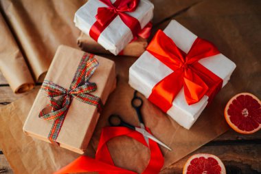 Sevgililer günü kavramı. Ahşap backgr üzerinde kırmızı fiyonklu hediye paketi