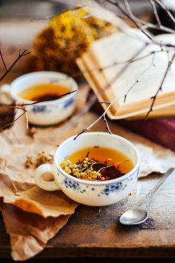 Fincan çay, rustik tarzı. baharat ve limon ile çay 