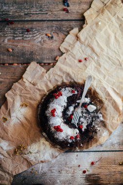 Çikolatalı pasta dilimi rustik sofra üzerinde taze pişmiş. Rustik 