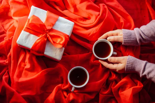 Il concetto di San Valentino. Regalo con fiocco rosso sullo schienale in legno — Foto Stock