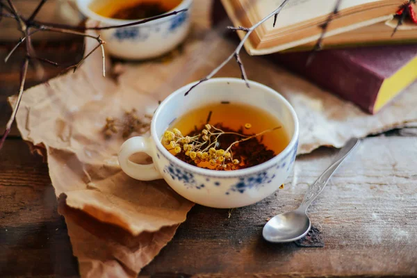 Uma chávena de chá, estilo rústico. xícara de chá com especiarias e limão em — Fotografia de Stock