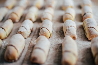 Vanilya Hilal pişirme önce. Vanilya alır. Rulo pasta aşçı