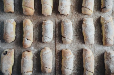 Vanilya Hilal pişirme önce. Vanilya alır. Rulo pasta aşçı