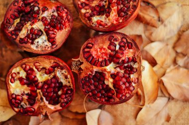 Koyu arkaplanda kırmızı nar suyu