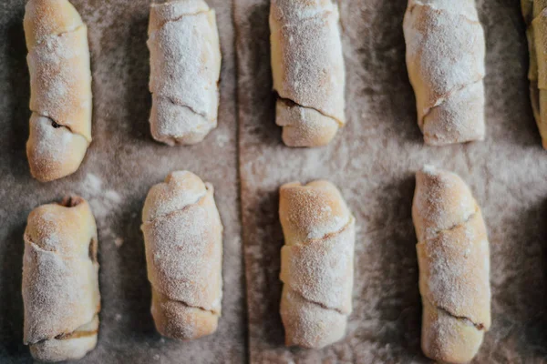 Vanilya Hilal pişirme önce. Vanilya alır. Rulo pasta aşçı