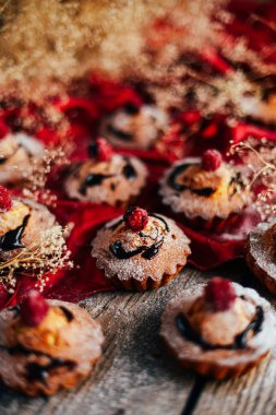 Çilek wodeen tablo, üst v ile lezzetli çikolata cupcakes