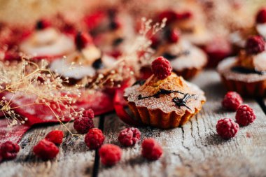 Çilek wodeen tablo, üst v ile lezzetli çikolata cupcakes