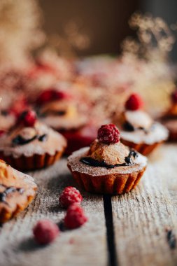 Çilek wodeen tablo, üst v ile lezzetli çikolata cupcakes