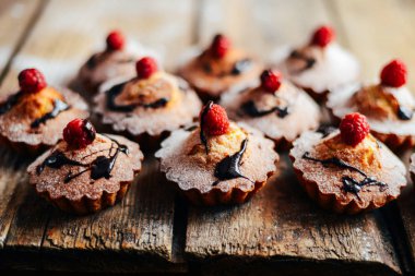 Çilek wodeen tablo, üst v ile lezzetli çikolata cupcakes