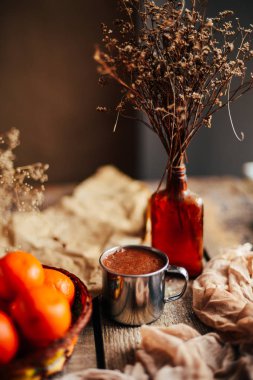 Çilek wodeen tablo, üstten görünüm ile lezzetli çikolata cupcakes. Bir arka plan üzerinde buzlanma çikolata ile ev yapımı çikolatalı kek. renkli kek