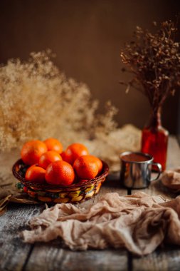 Mandalina sepeti ahşap bir masa üzerinde. Lezzetli ve güzel
