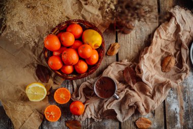Mandalina sepeti ahşap bir masa üzerinde. Lezzetli ve güzel