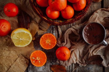 Mandalina sepeti ahşap bir masa üzerinde. Lezzetli ve güzel