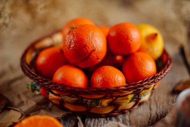 Mandalina sepeti ahşap bir masa üzerinde. Lezzetli ve güzel