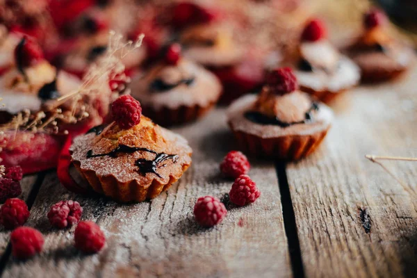 Deliciosos cupcakes de chocolate com bagas na mesa wodeen, top v — Fotografia de Stock