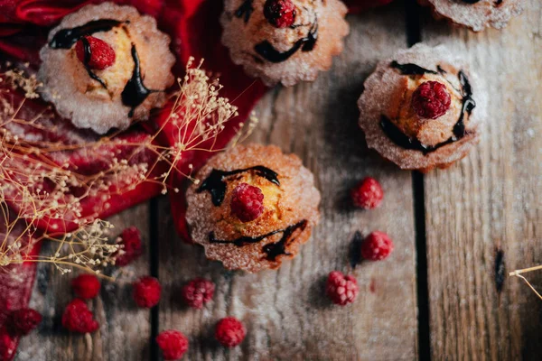 Çilek wodeen tablo, üst v ile lezzetli çikolata cupcakes