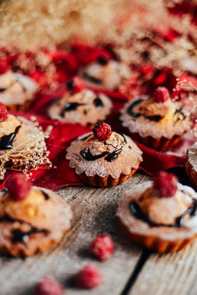 Deliciosos cupcakes de chocolate con bayas en la mesa de lana, superior v — Foto de Stock