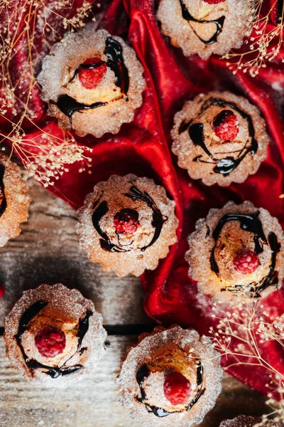 Leckere Schokoladen-Cupcakes mit Beeren auf Wodeen Tisch, top v — Stockfoto