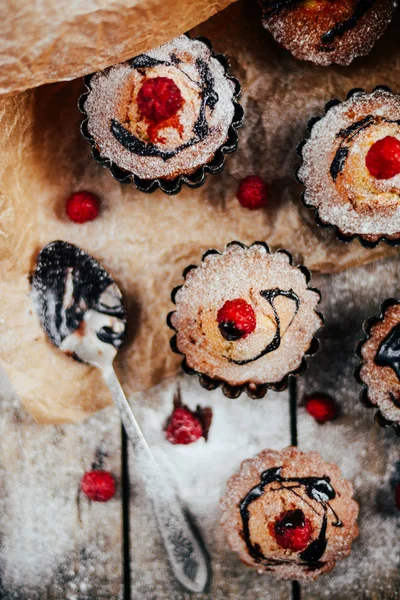 Çilek wodeen tablo, üst v ile lezzetli çikolata cupcakes — Stok fotoğraf