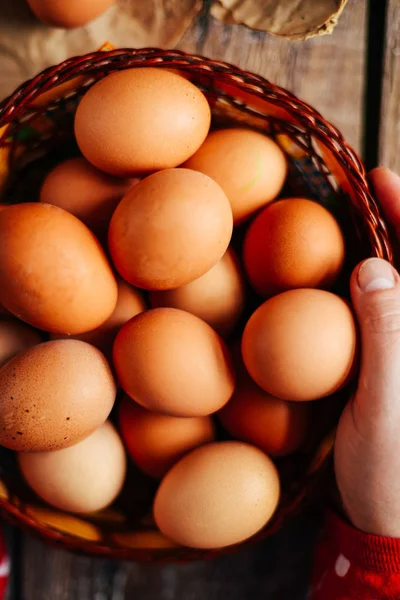 Cierre de huevos en una canasta. vista superior de los huevos en el bowl. Marrón e — Foto de Stock