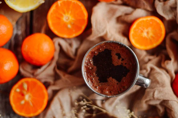 Cesta de tangerinas em uma mesa de madeira. Delicioso e bonito — Fotografia de Stock