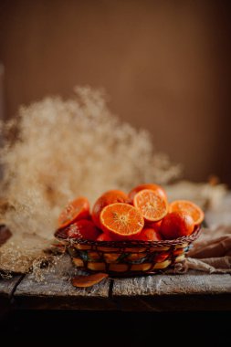 Mandalina sepeti ahşap bir masa üzerinde. Lezzetli ve güzel