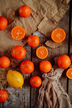 Mandalina sepeti ahşap bir masa üzerinde. Lezzetli ve güzel