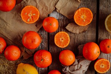 Mandalina sepeti ahşap bir masa üzerinde. Lezzetli ve güzel