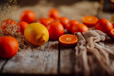Mandalina sepeti ahşap bir masa üzerinde. Lezzetli ve güzel