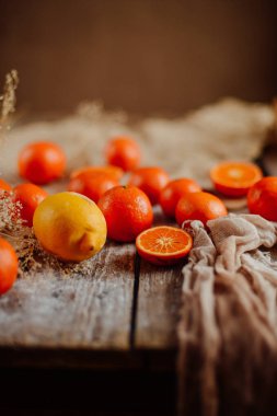 Mandalina sepeti ahşap bir masa üzerinde. Lezzetli ve güzel